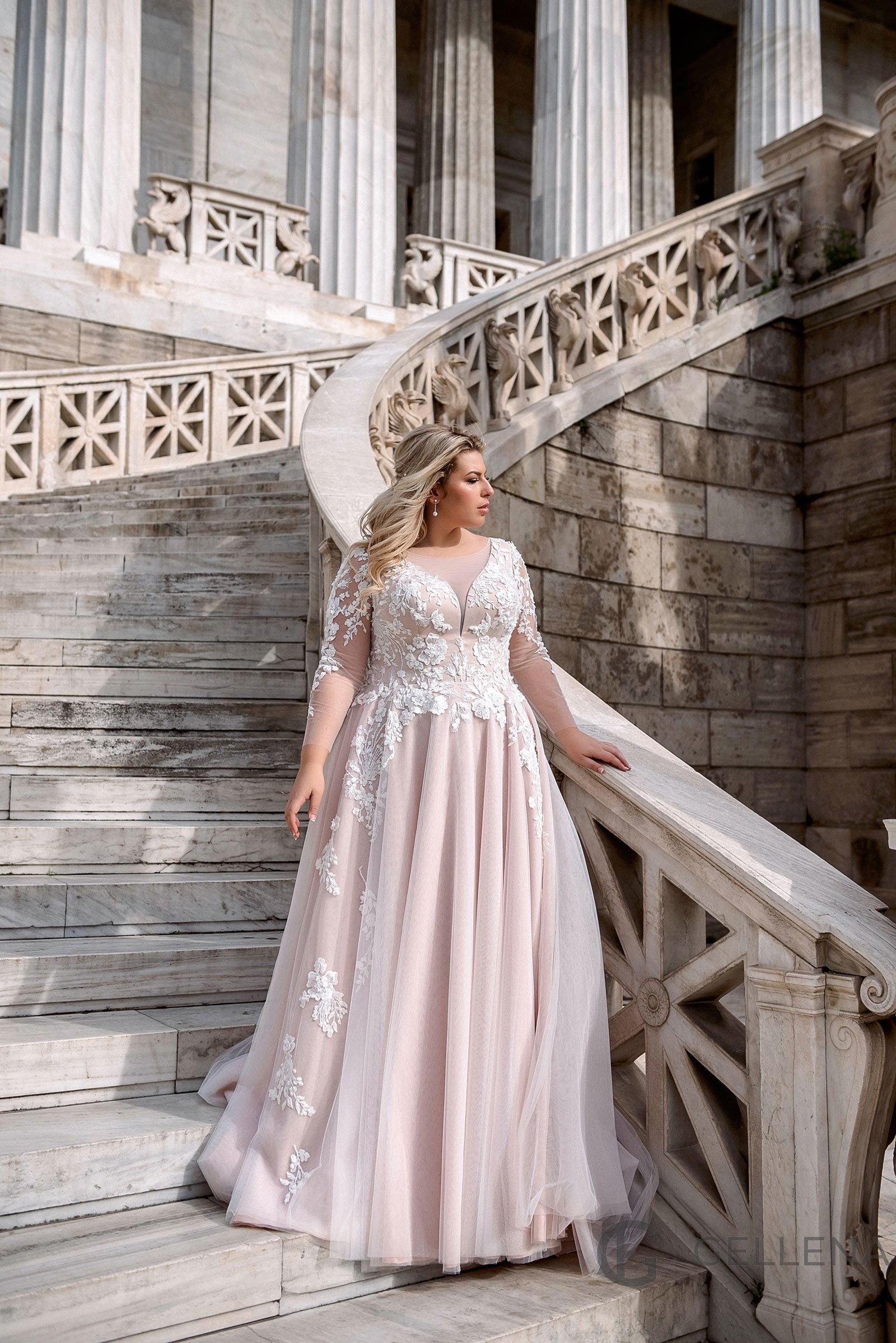 Brudekjolen med ærmer i let biege/rosa